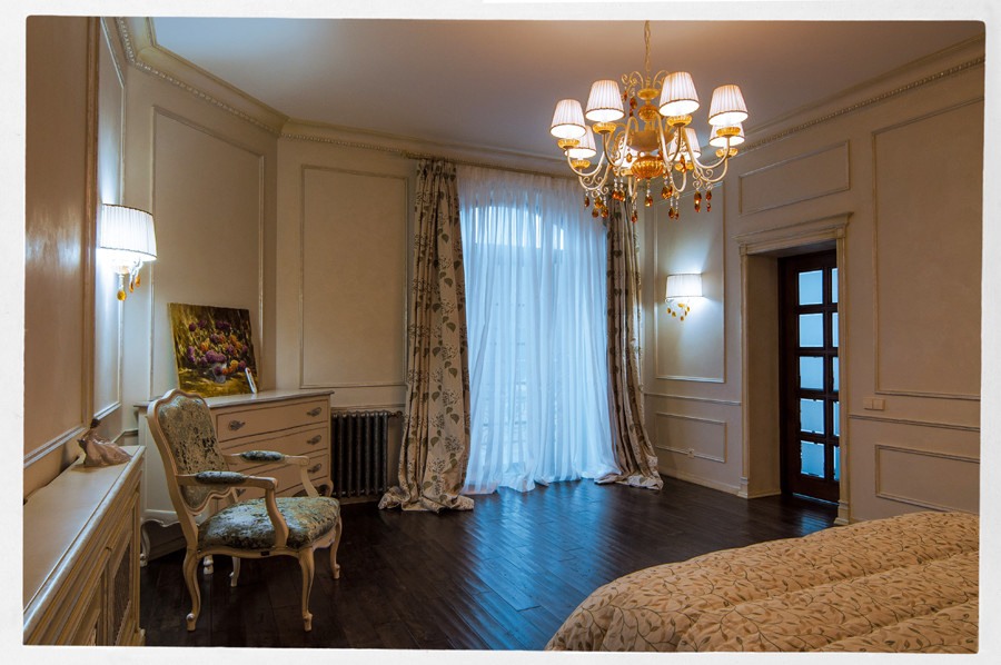 Оформление спальной комнаты панелями буазери и двери в гардеробную