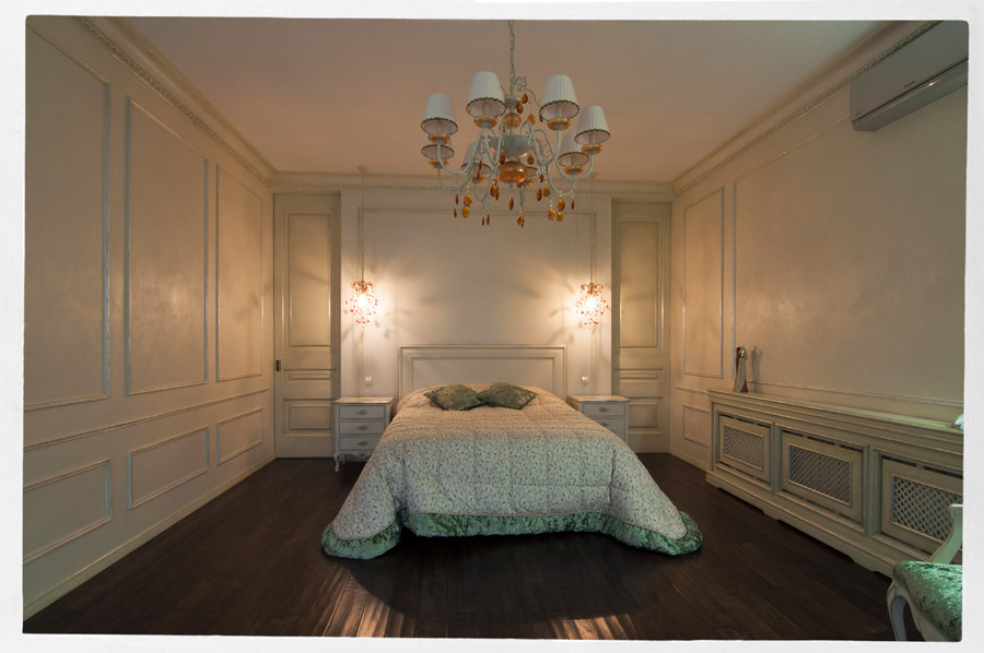 Оформление спальной комнаты панелями буазери и двери в гардеробную