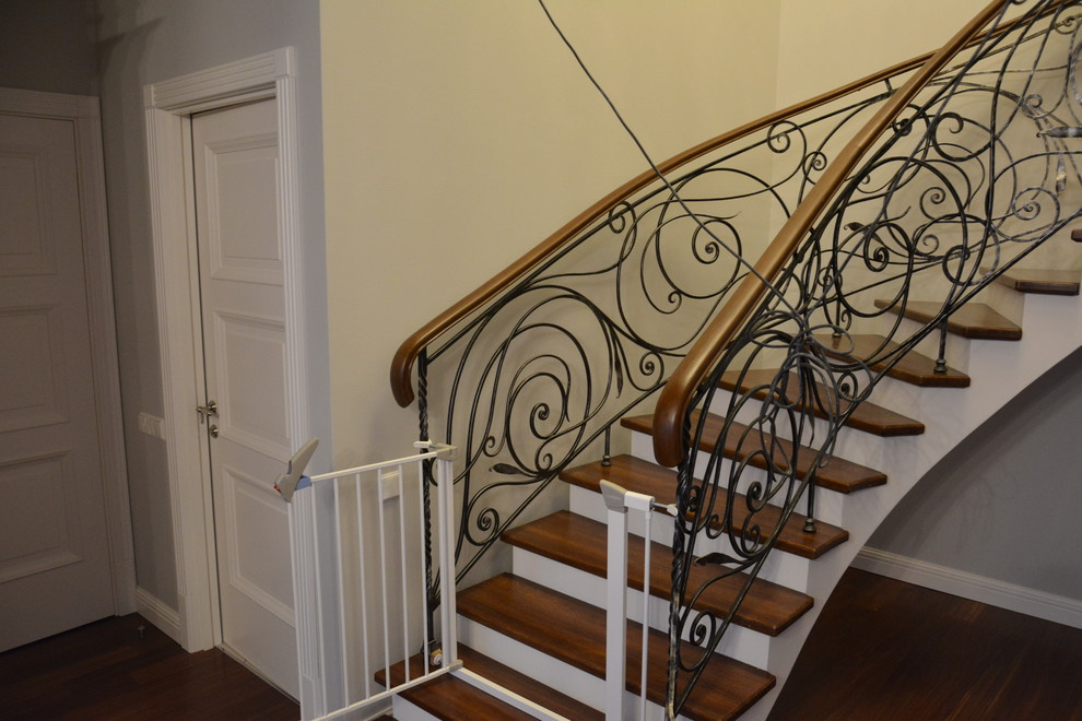 Облицовка  бетонного марша, ступеньки  из  массива  дуба, кованное  ограждение,