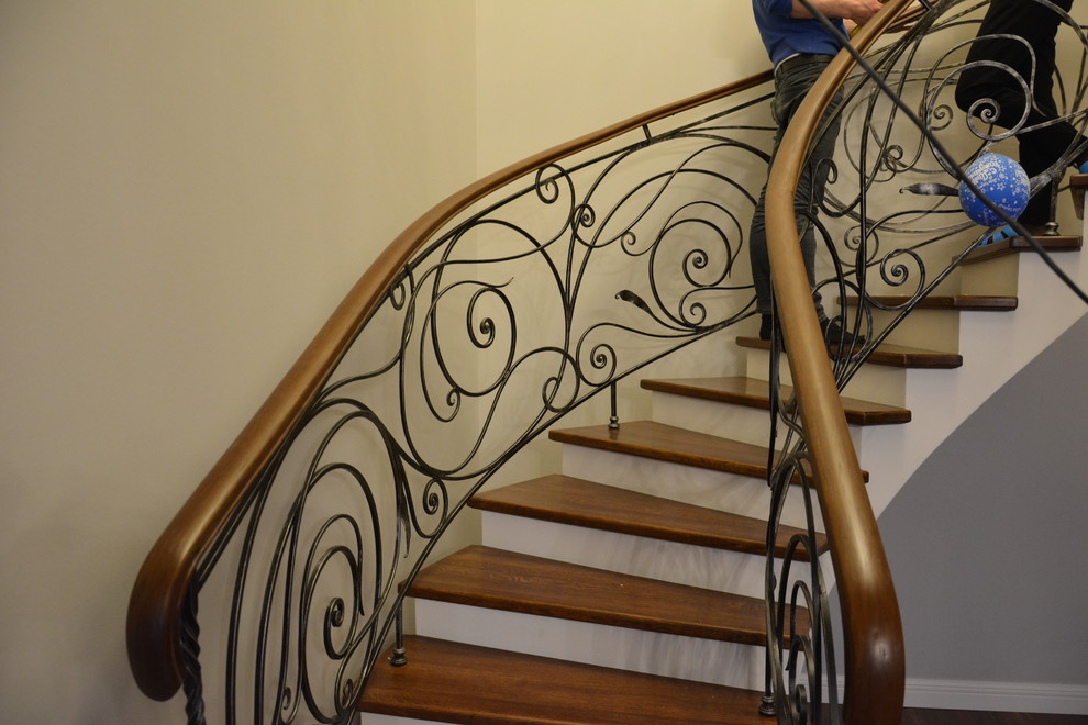 Облицовка  бетонного марша, ступеньки  из  массива  дуба, кованное  ограждение,