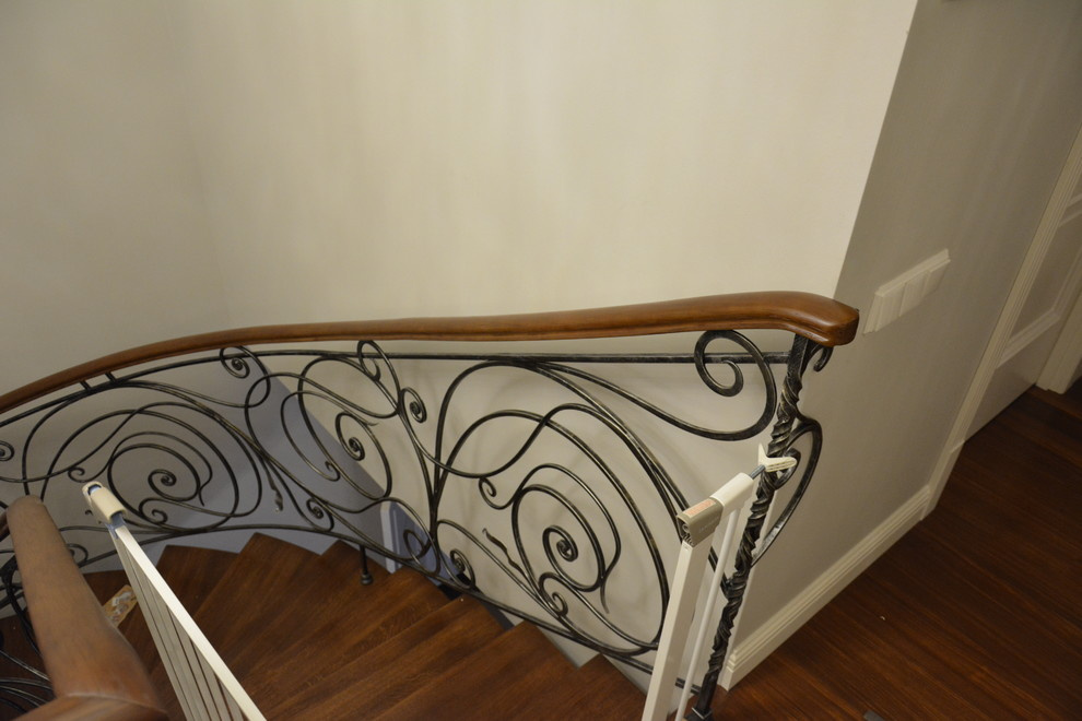 Облицовка  бетонного марша, ступеньки  из  массива  дуба, кованное  ограждение,