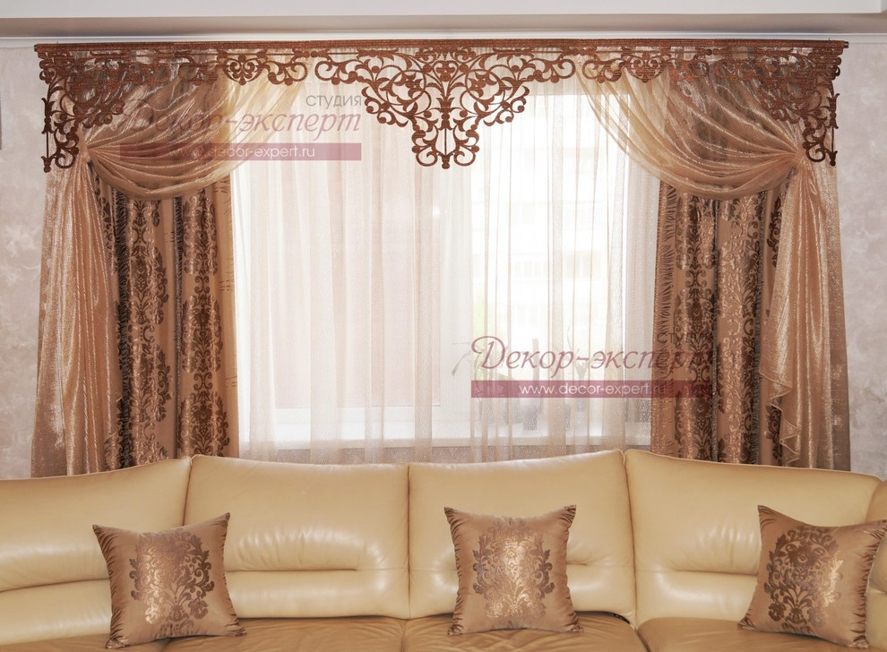Шторы для гостиной в восточном стиле с ажурным ламбрекеном.