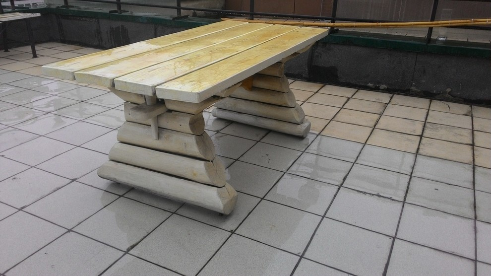 Это больше дачный вариант стола, массивный и надёжный.