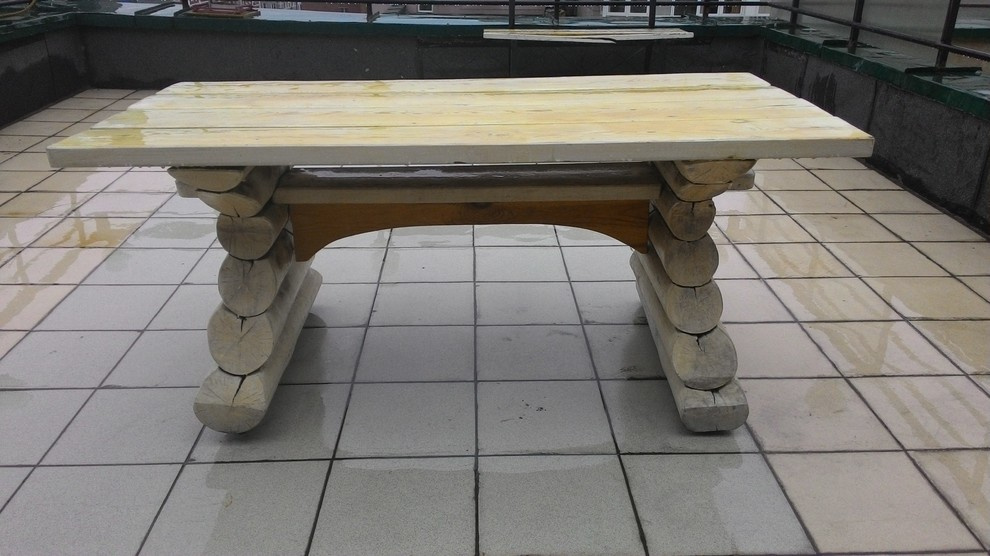 Изделие под краской и финишный лак для более глянцевой поверхности. Но можно и п