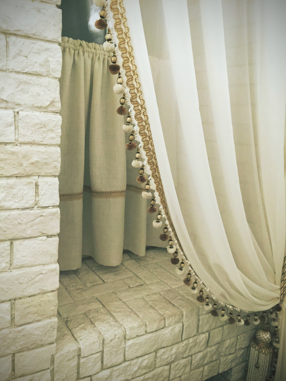 Оформление окна в ванной комнате