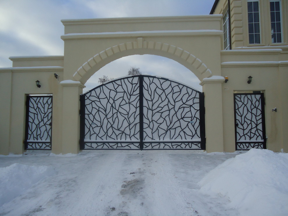 Ворота в стиле art deco с молочным поликарбонатом
