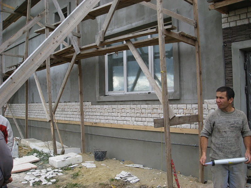 Утепление газобетона пенопластом Ceresit, облицовкой искусственным камнем