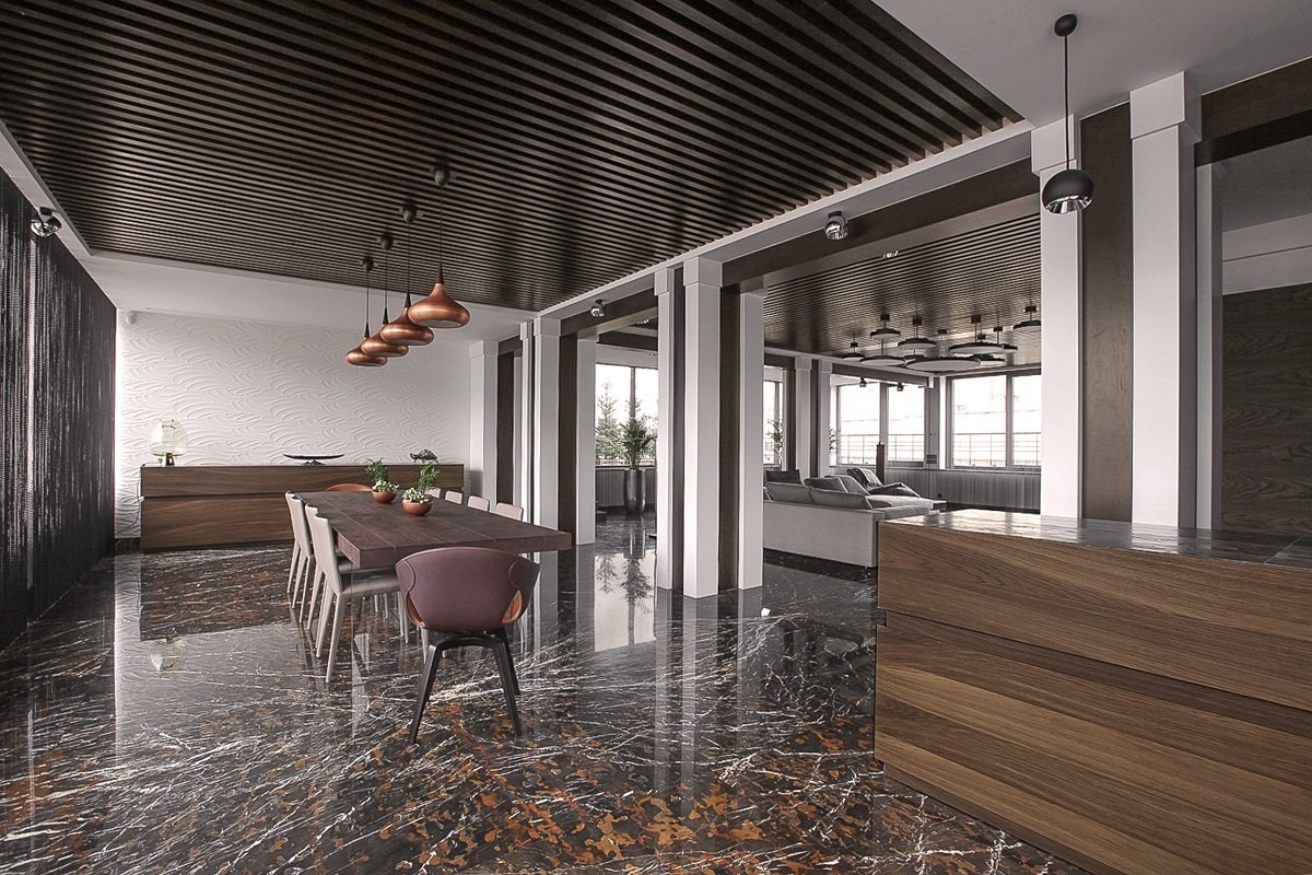 Столовая с рельефной стеной и светильниками луковками