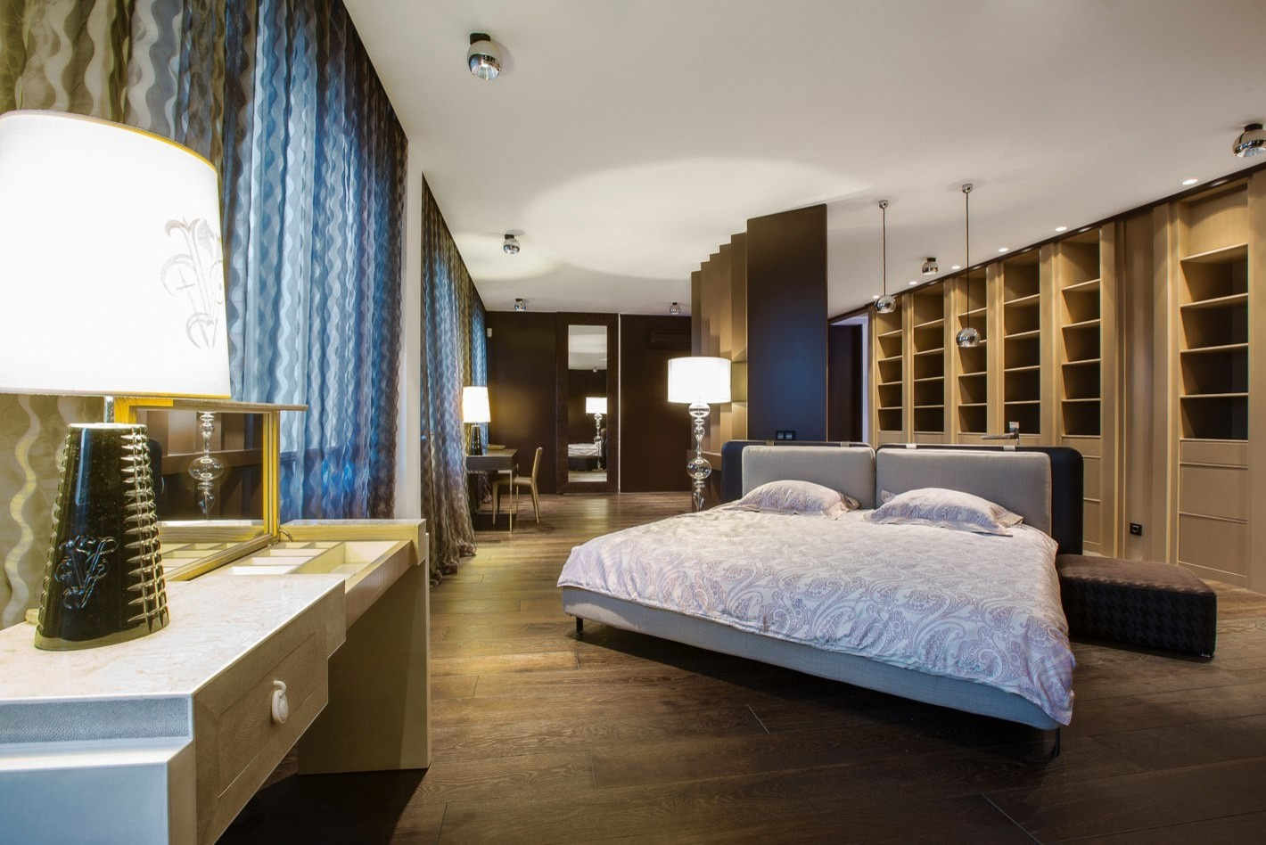 Фото большой спальни с диагонально расположенной кроватью