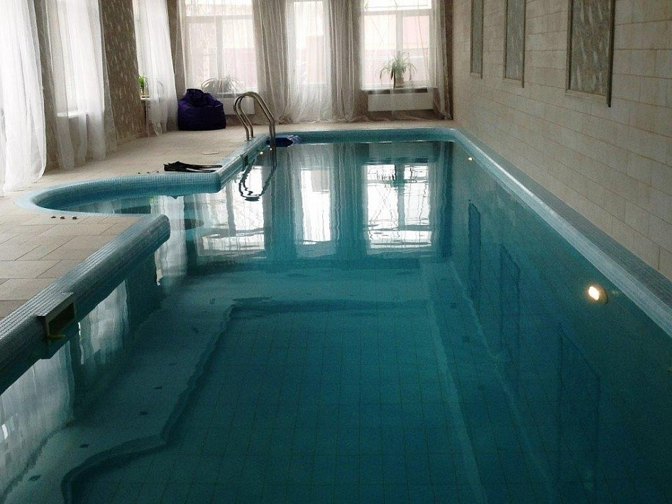 Бассейн в частном доме с гейзером