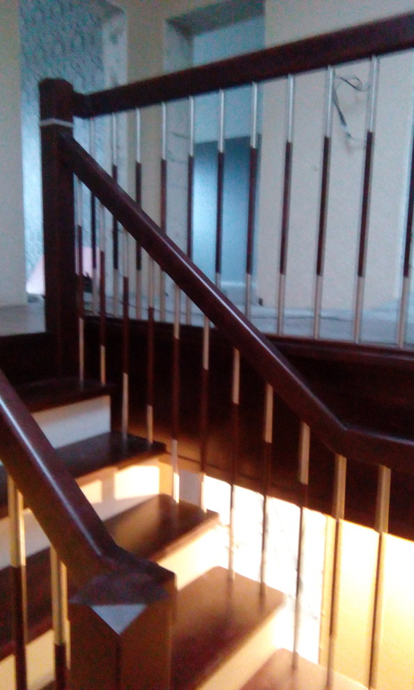 Обложка проекта: Лестница с элементами металла в ограждениях
