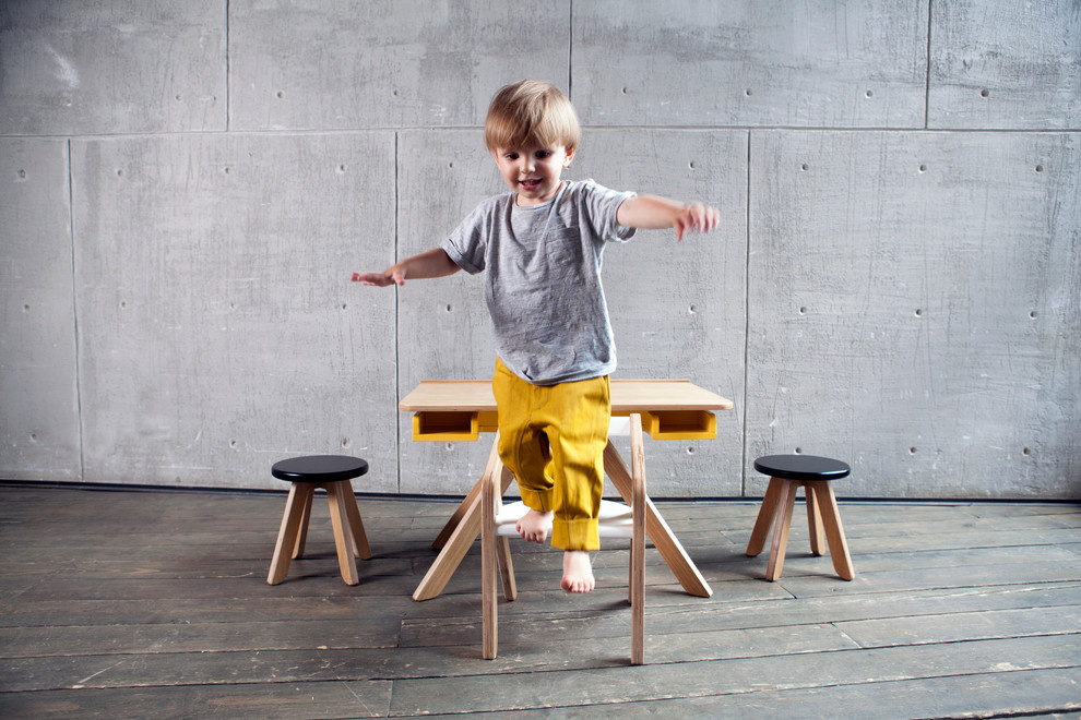 Детский стол-мольберт