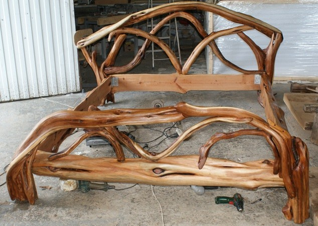 Кровать из можжевельника