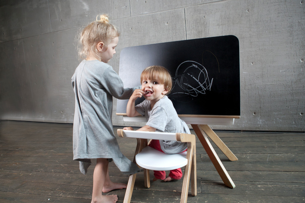 Детский стол-мольберт