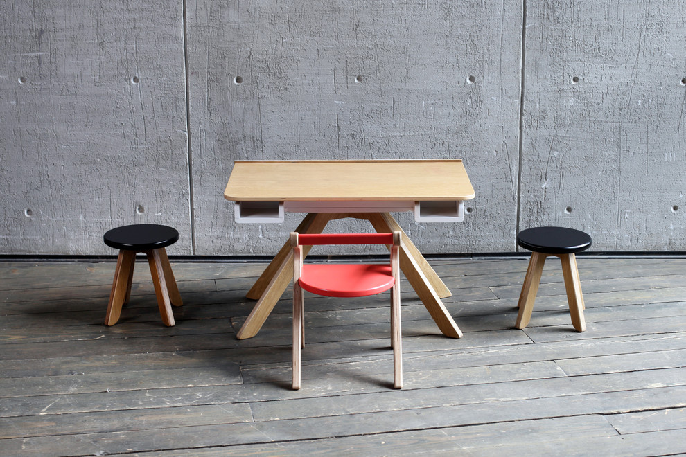 Детский стол-мольберт