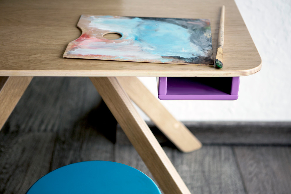 Детский стол-мольберт