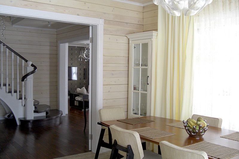 Вид в холл из столовой