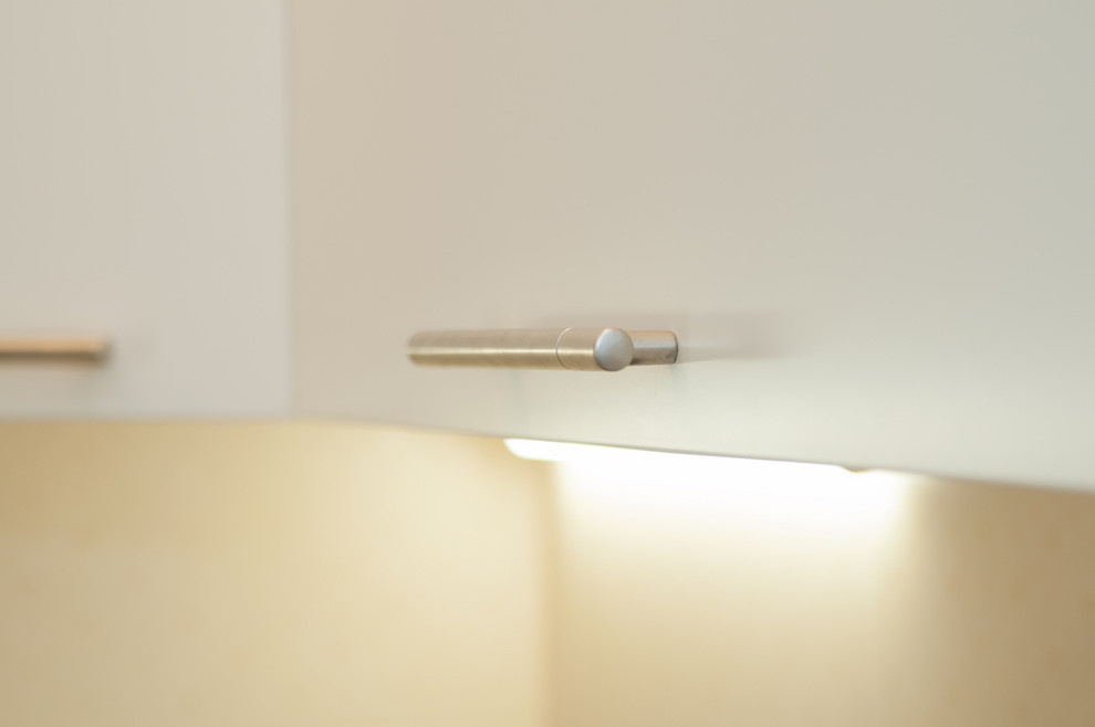 Кухня в бело-шоколадных тонах