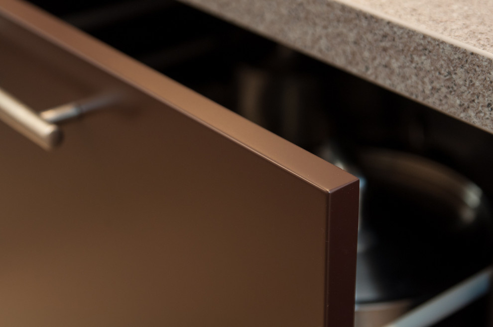 Кухня в бело-шоколадных тонах