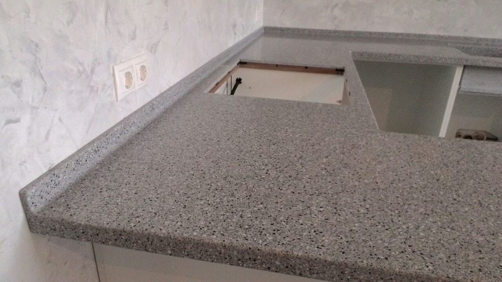 Кухонная столешница из акрилового камня с барной ногой и мойкой в цвет