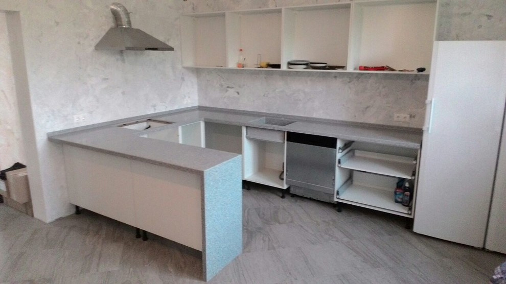 Кухонная столешница из акрилового камня с барной ногой и мойкой в цвет