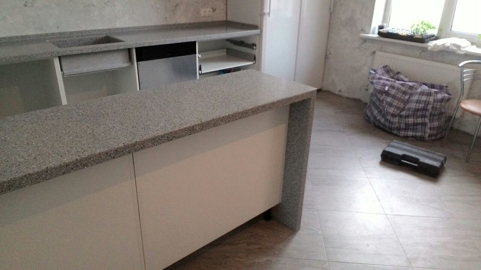 Кухонная столешница из акрилового камня с барной ногой и мойкой в цвет