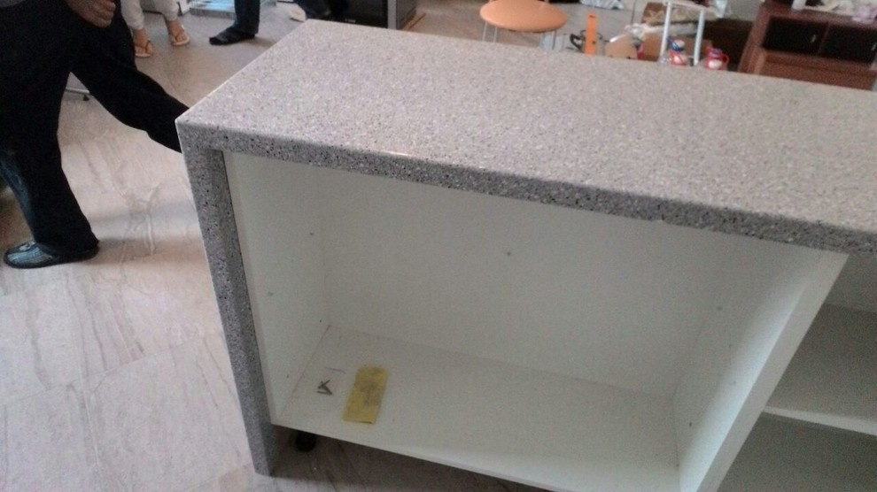 Кухонная столешница из акрилового камня с барной ногой и мойкой в цвет