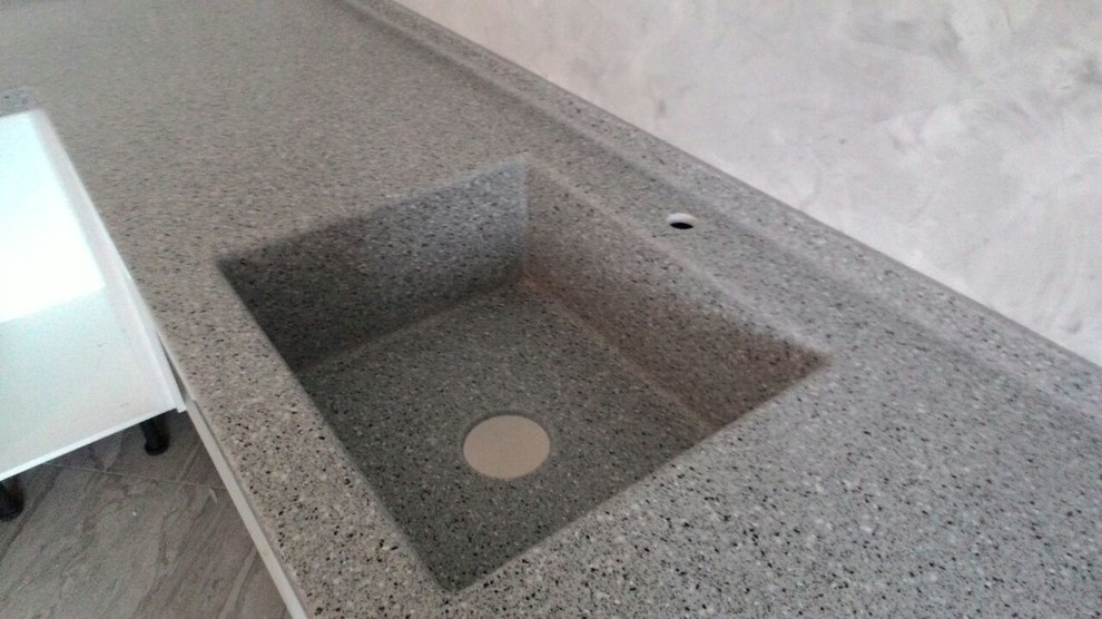 Кухонная столешница из акрилового камня с барной ногой и мойкой в цвет