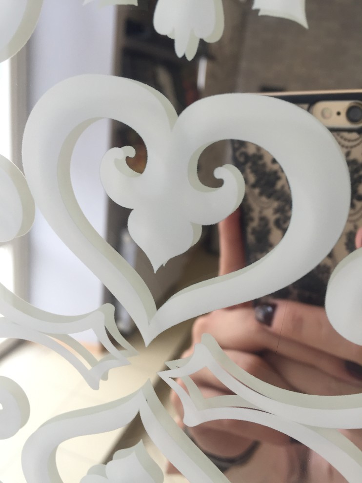 Резные узоры на зеркале