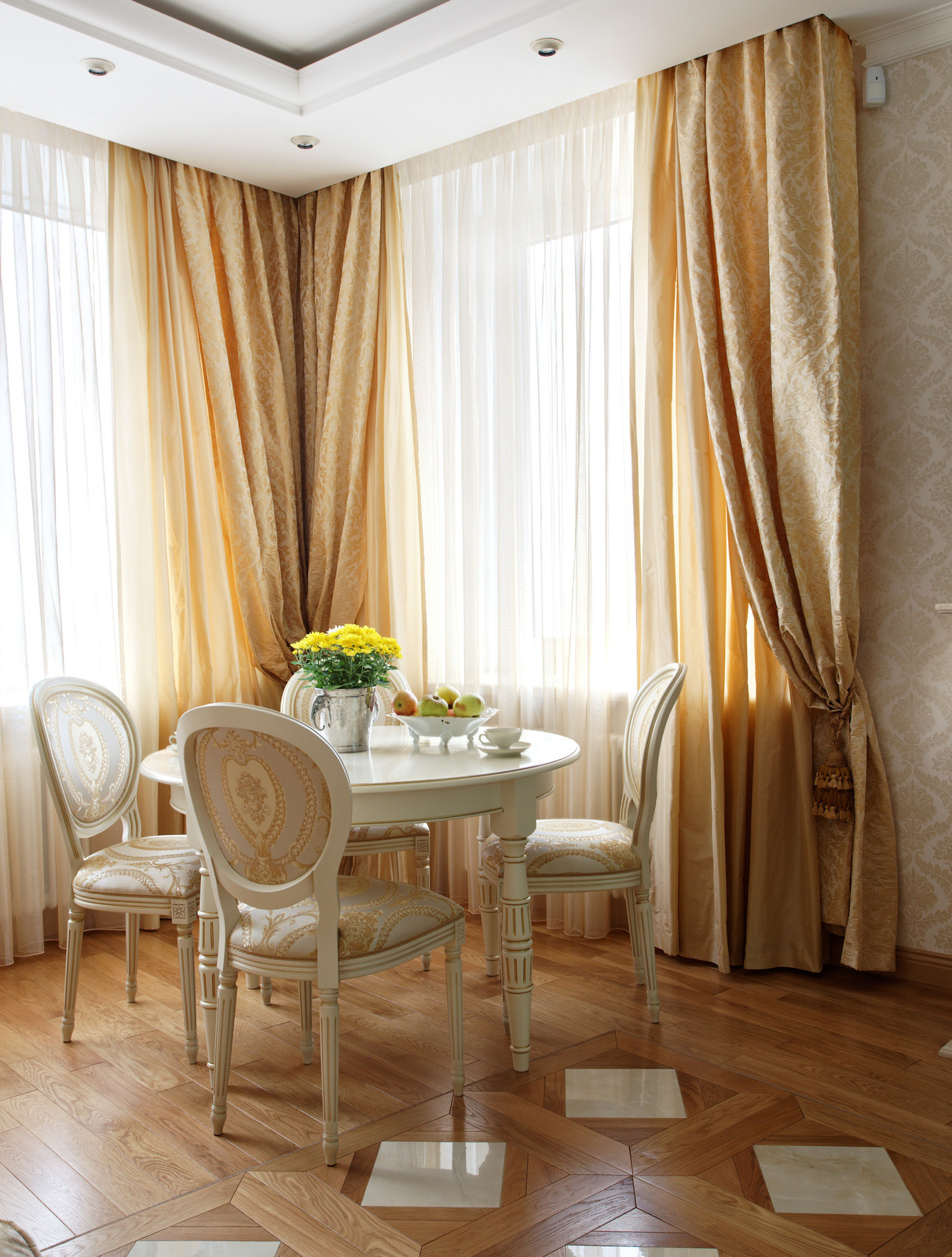 В светлых тонах.