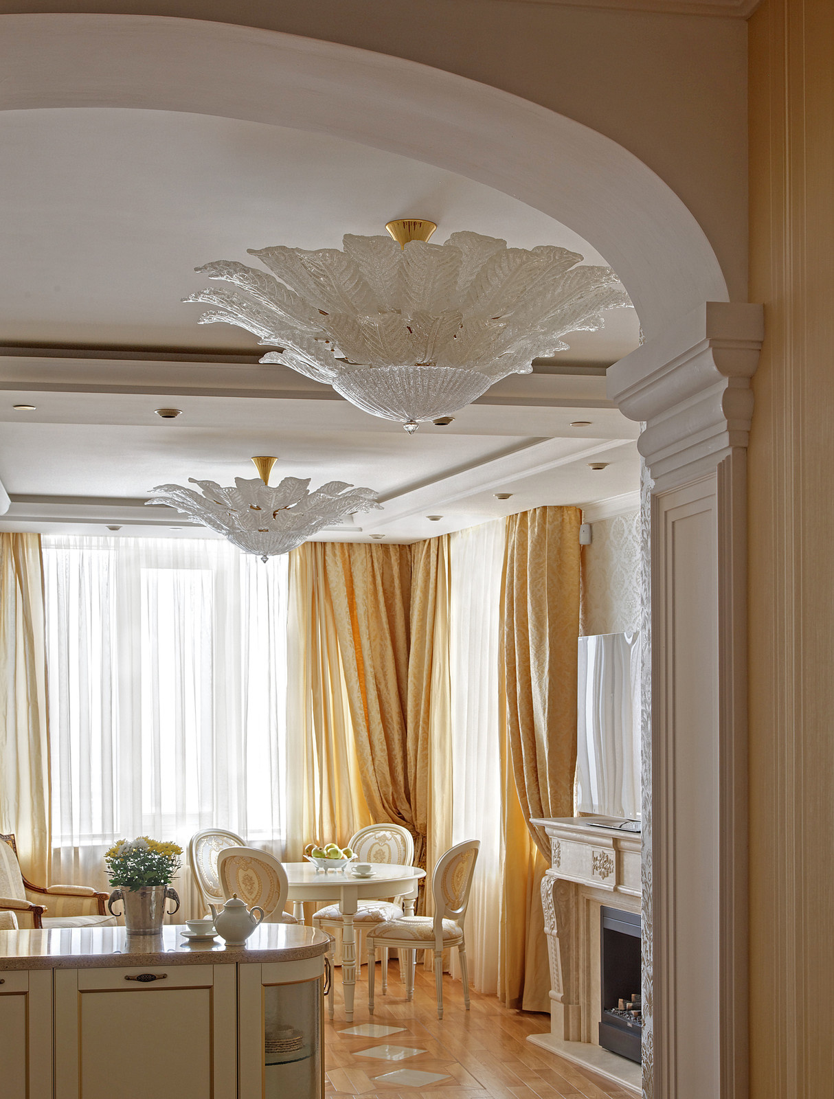 В светлых тонах.