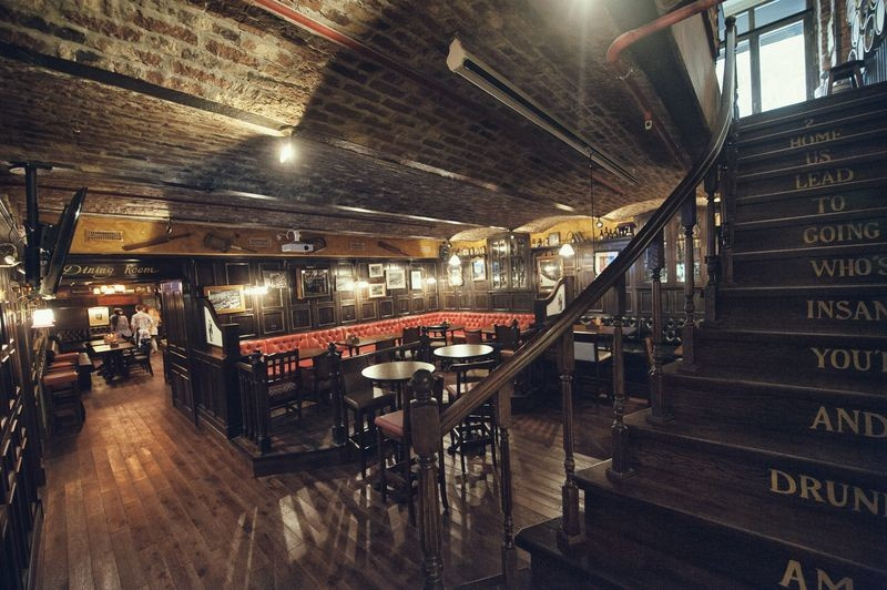 The Tipsy Pub. Москва. Производство и монтаж мебели выполнены компанией Loftmark