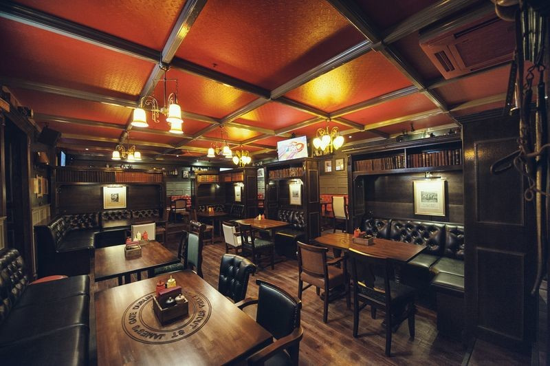 The Tipsy Pub. Москва. Производство и монтаж мебели выполнены компанией Loftmark
