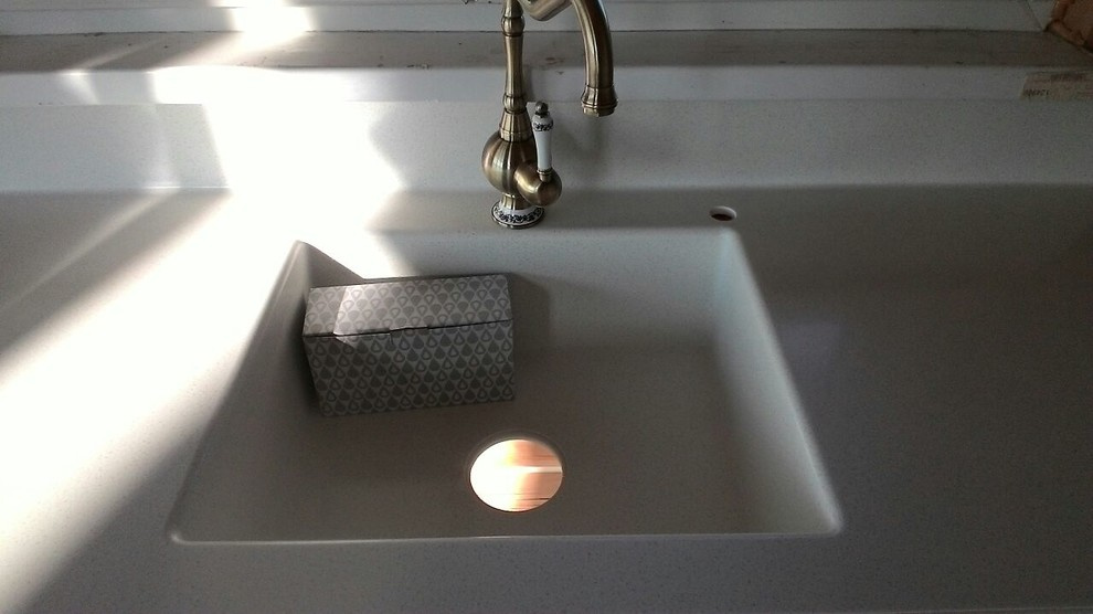 Столешница из бюджетного акрилового камня