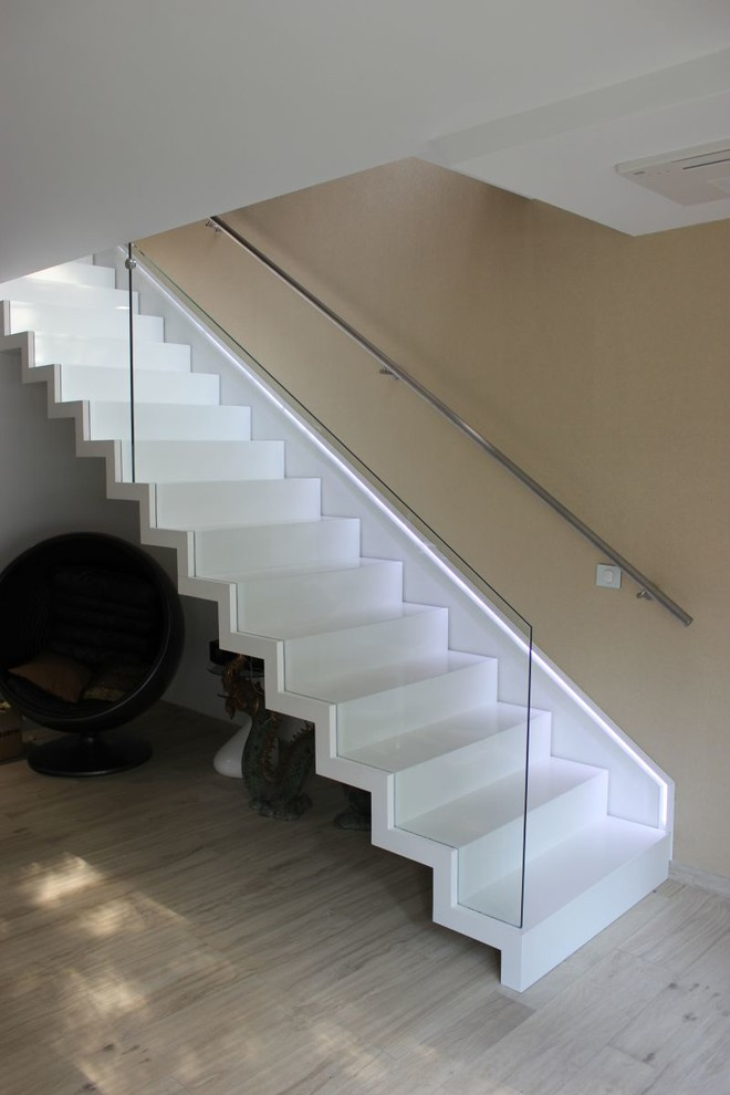 Красота и изящество лестниц на больцах со стеклом