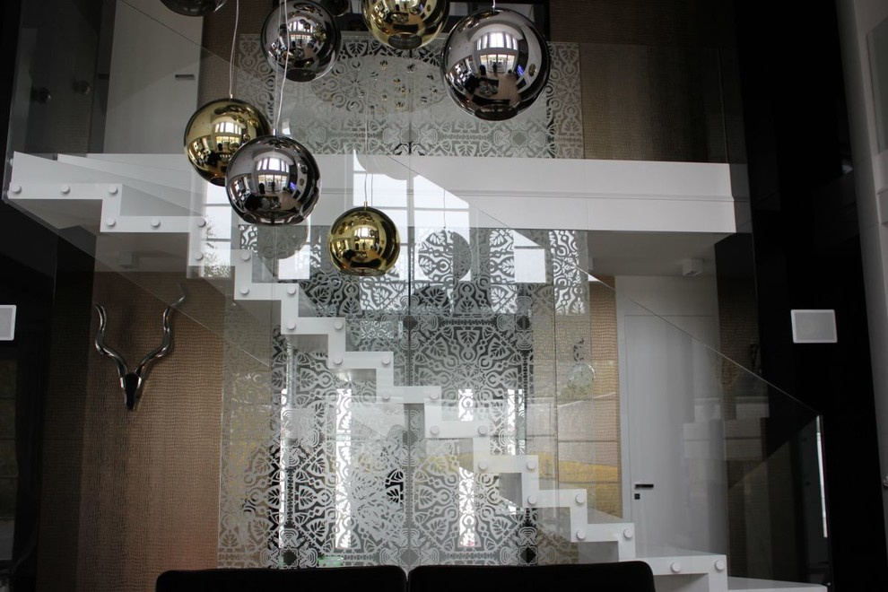 Красота и изящество лестниц на больцах со стеклом