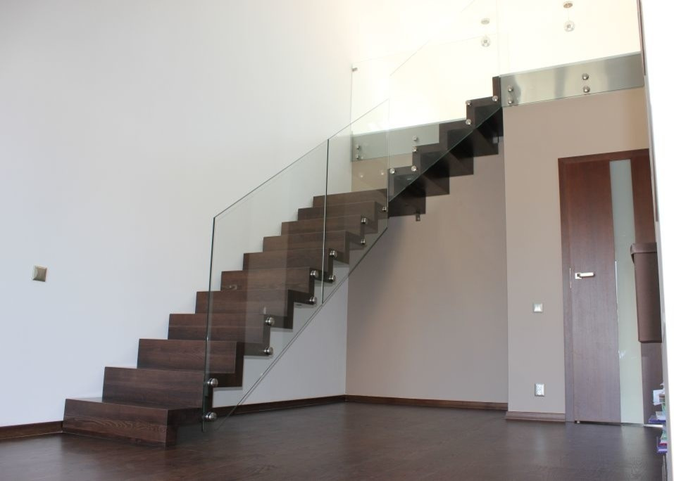 Красота и изящество лестниц на больцах со стеклом