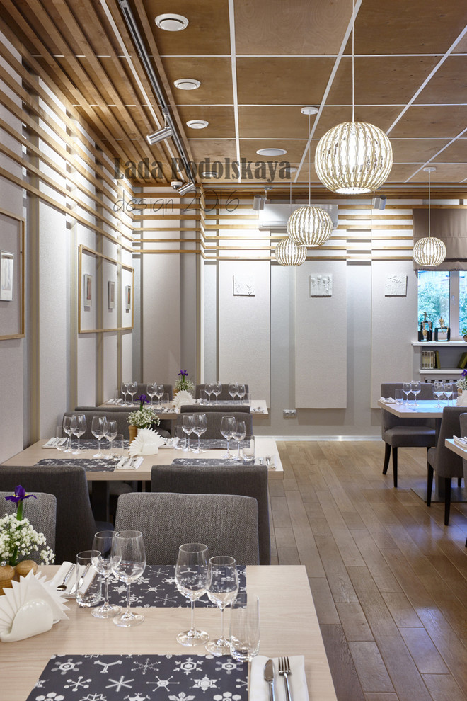 "Снег кружится, летает и тает..."