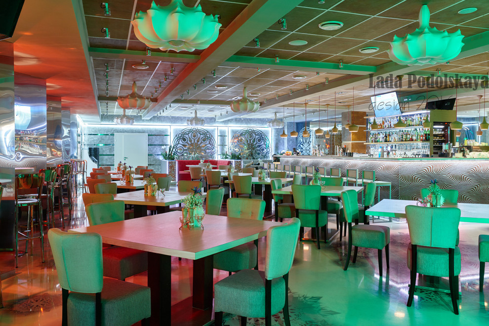 "Снег кружится, летает и тает..."