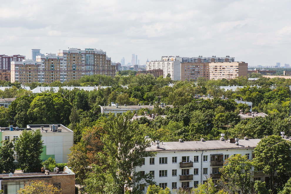 В гостях: Трехкомнатная квартира с умной планировкой и амбарной дверью