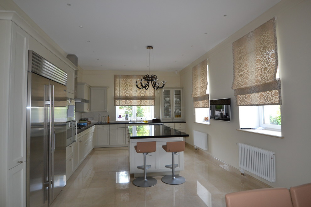 Загородный дом в Барвихе - гостиная, кухня и зал