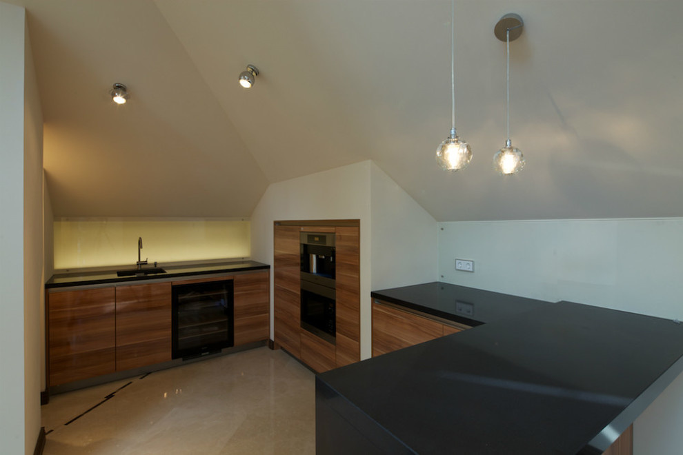 Загородный дом - фотографии мансарды, душевой.