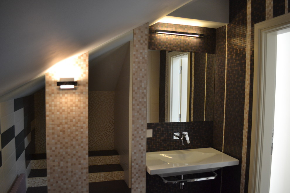 Загородный дом - фотографии мансарды, душевой.