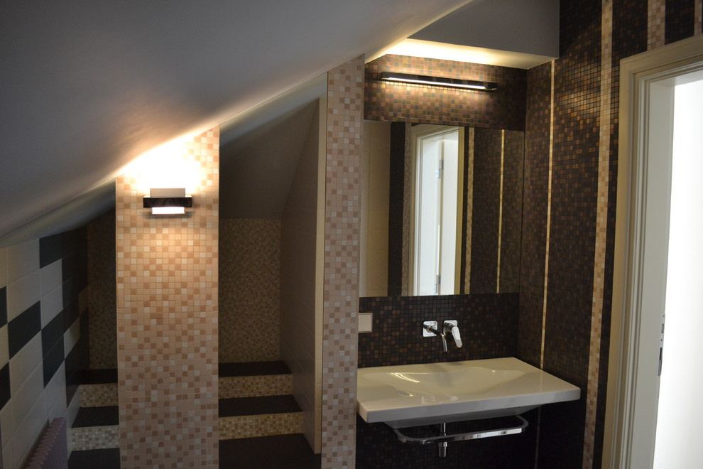 Загородный дом - фотографии мансарды, душевой.