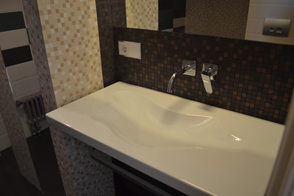 Загородный дом - фотографии мансарды, душевой.