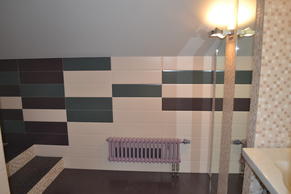 Загородный дом - фотографии мансарды, душевой.