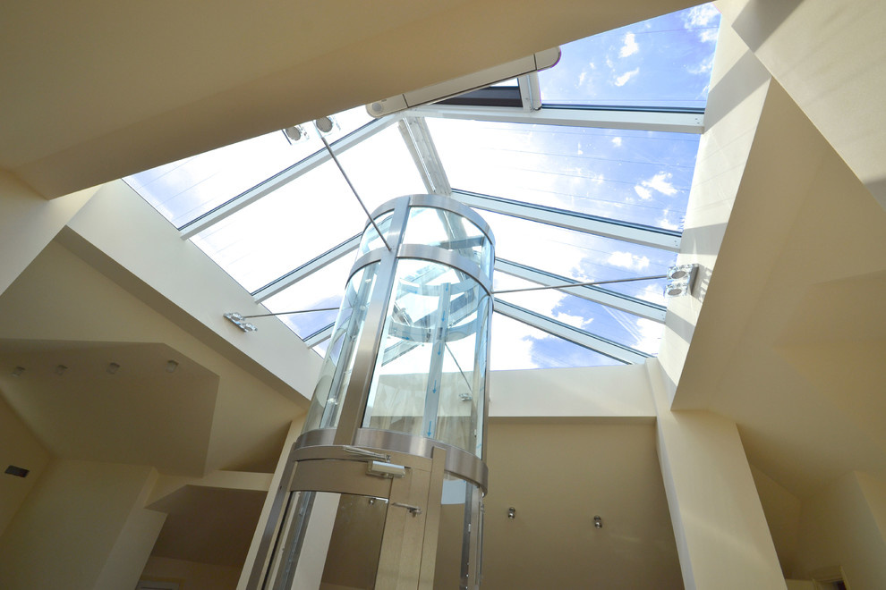 Загородный дом - фотографии мансарды, душевой.