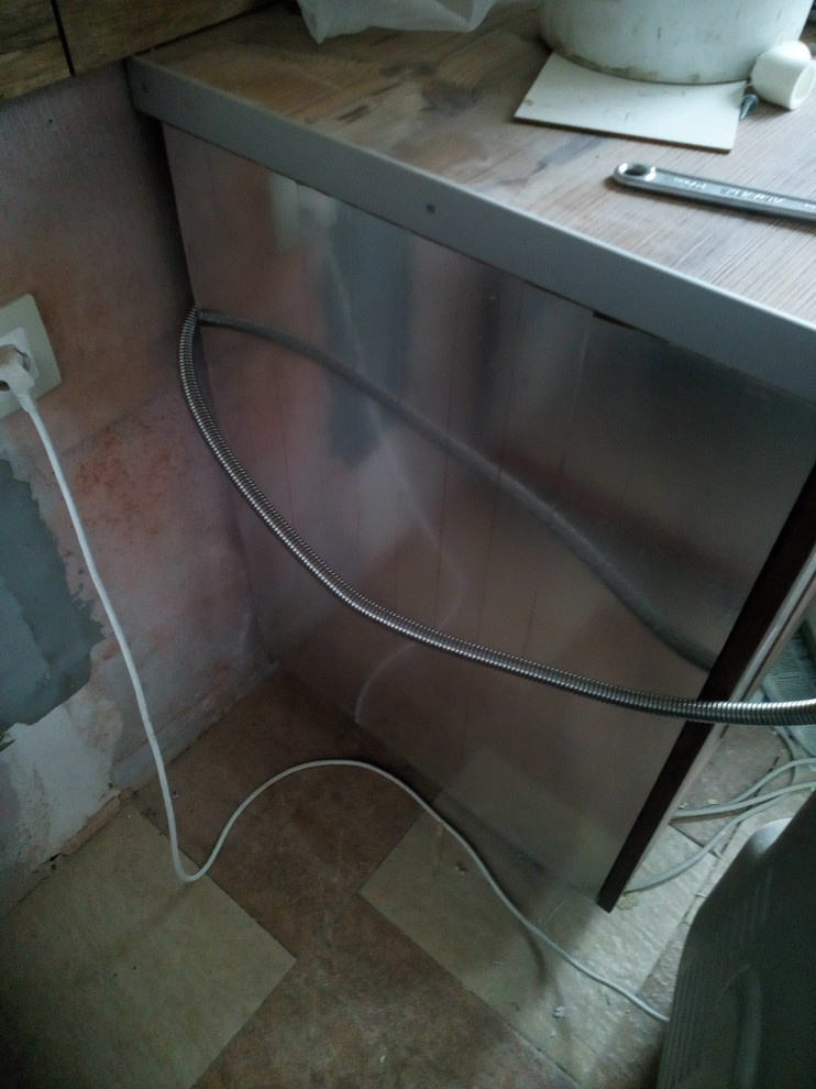 Типовоя кухня из Касторамы, теплоизоляция газовой плиты