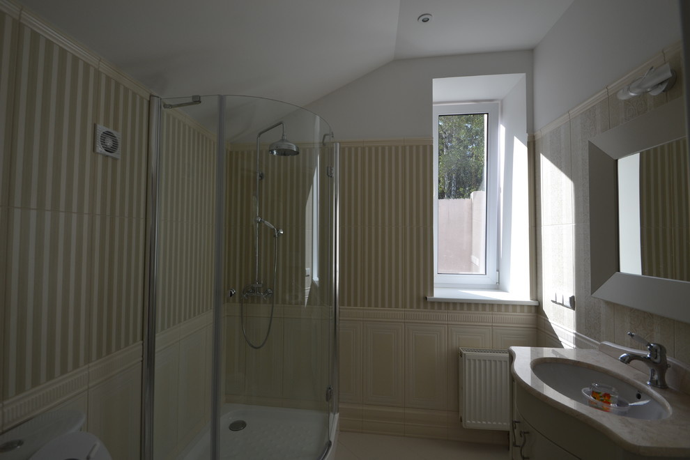 Загородный дом - расположение кухни и душевой. Реализованный проект.