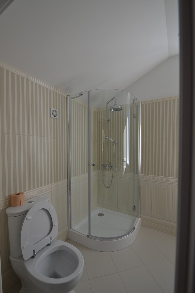 Загородный дом - расположение кухни и душевой. Реализованный проект.